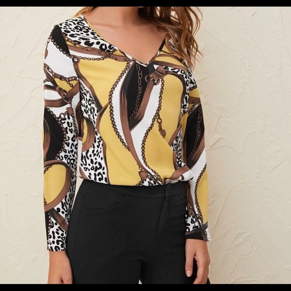Tops - NWOT Beautiful chain design blouse